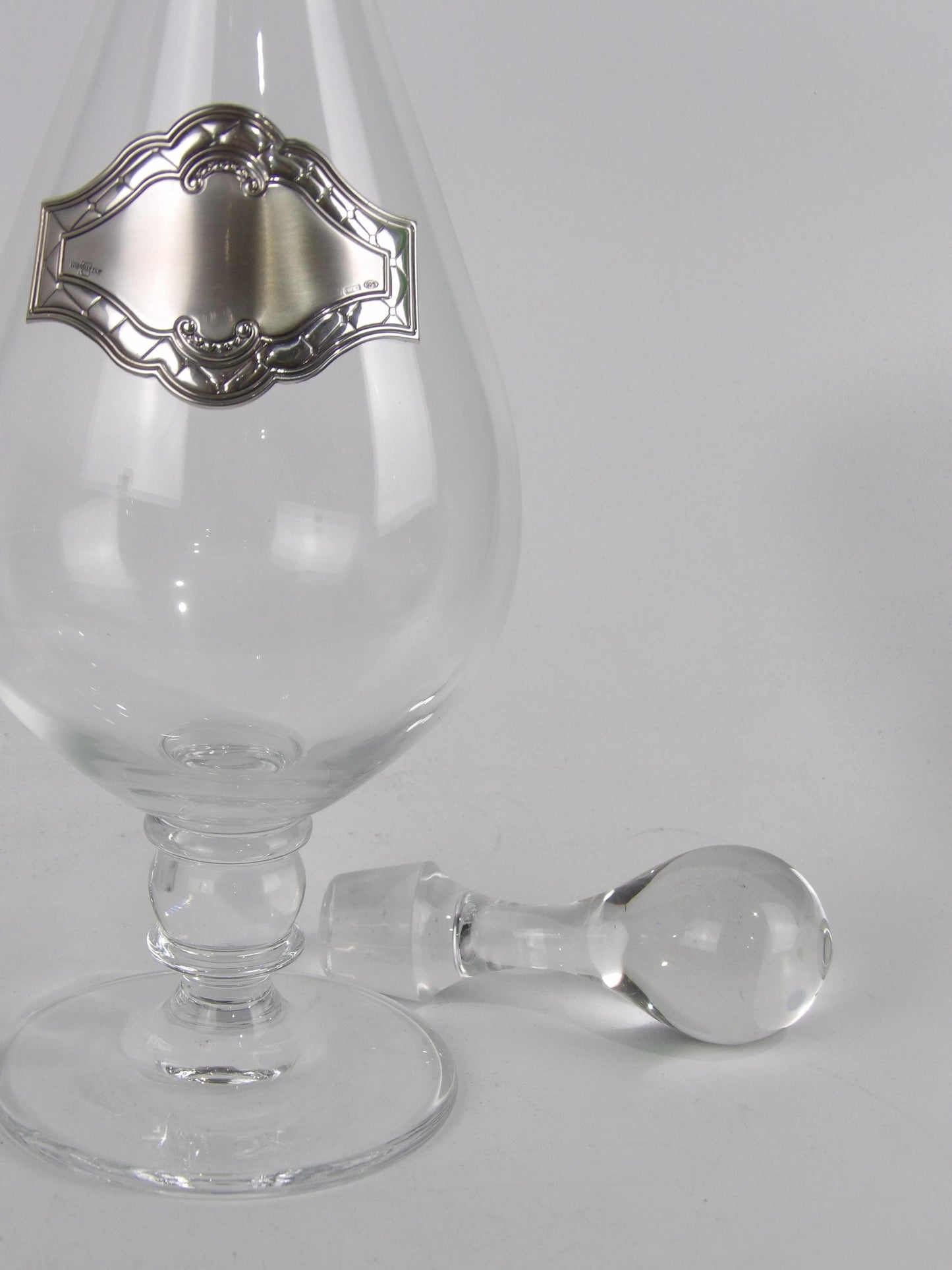 Crystal Decanter with Silver Coated Bilaminate – Crafted for Connoisseurs
