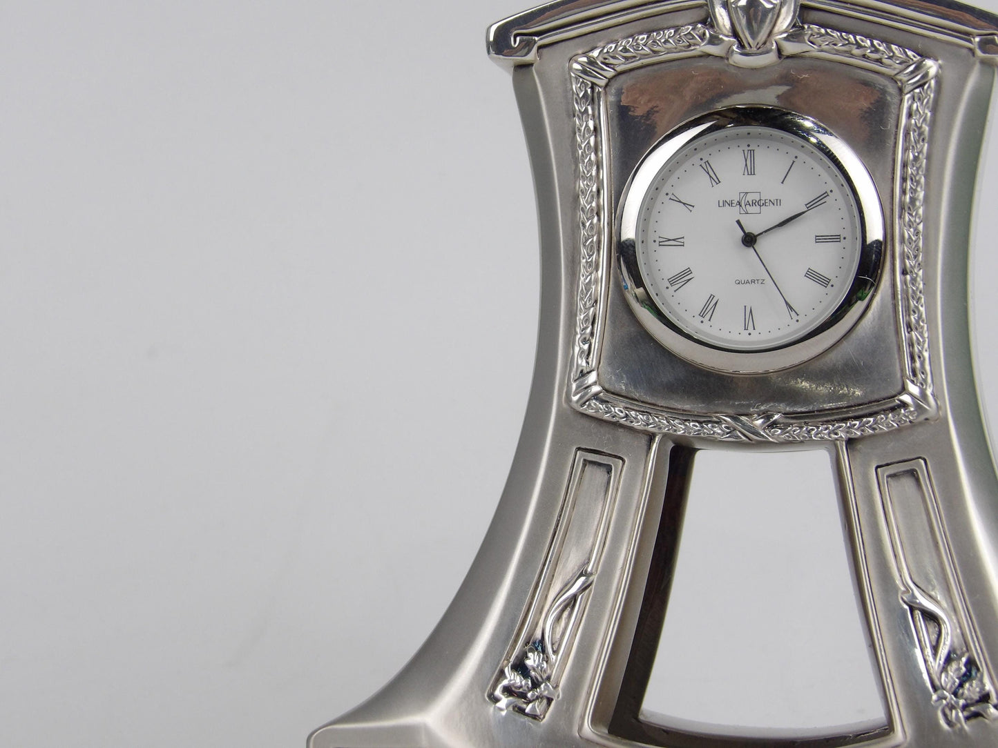 Luxurious Silver Resin Table Clock with Elegant Design