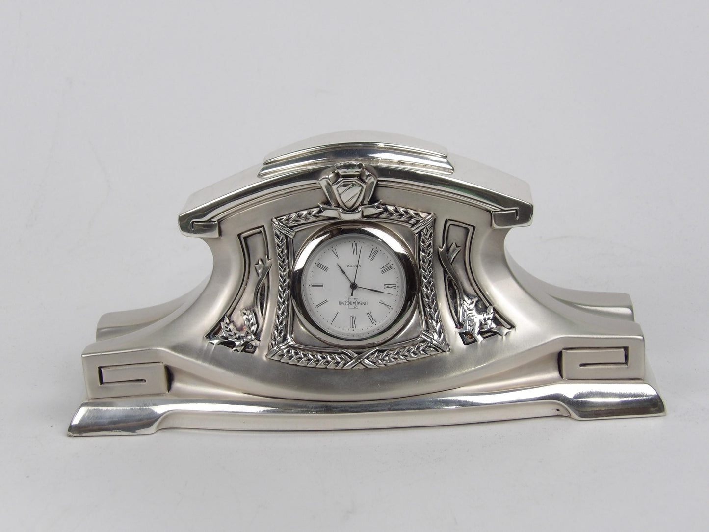 Reloj de mesa de resina plateada