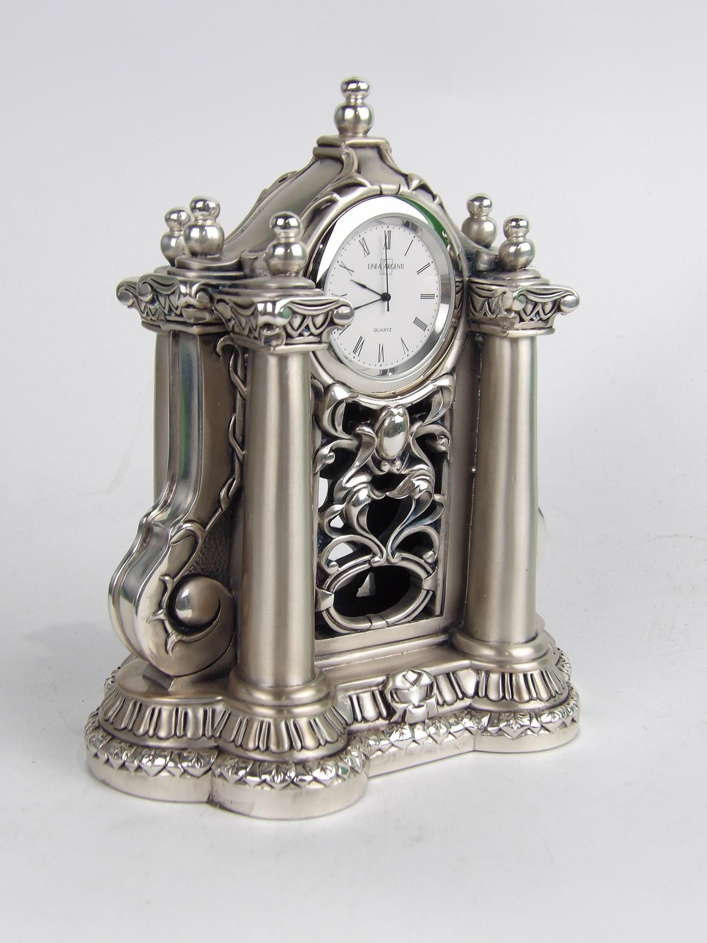 Reloj de mesa de resina plateada refinada con detalles elegantes