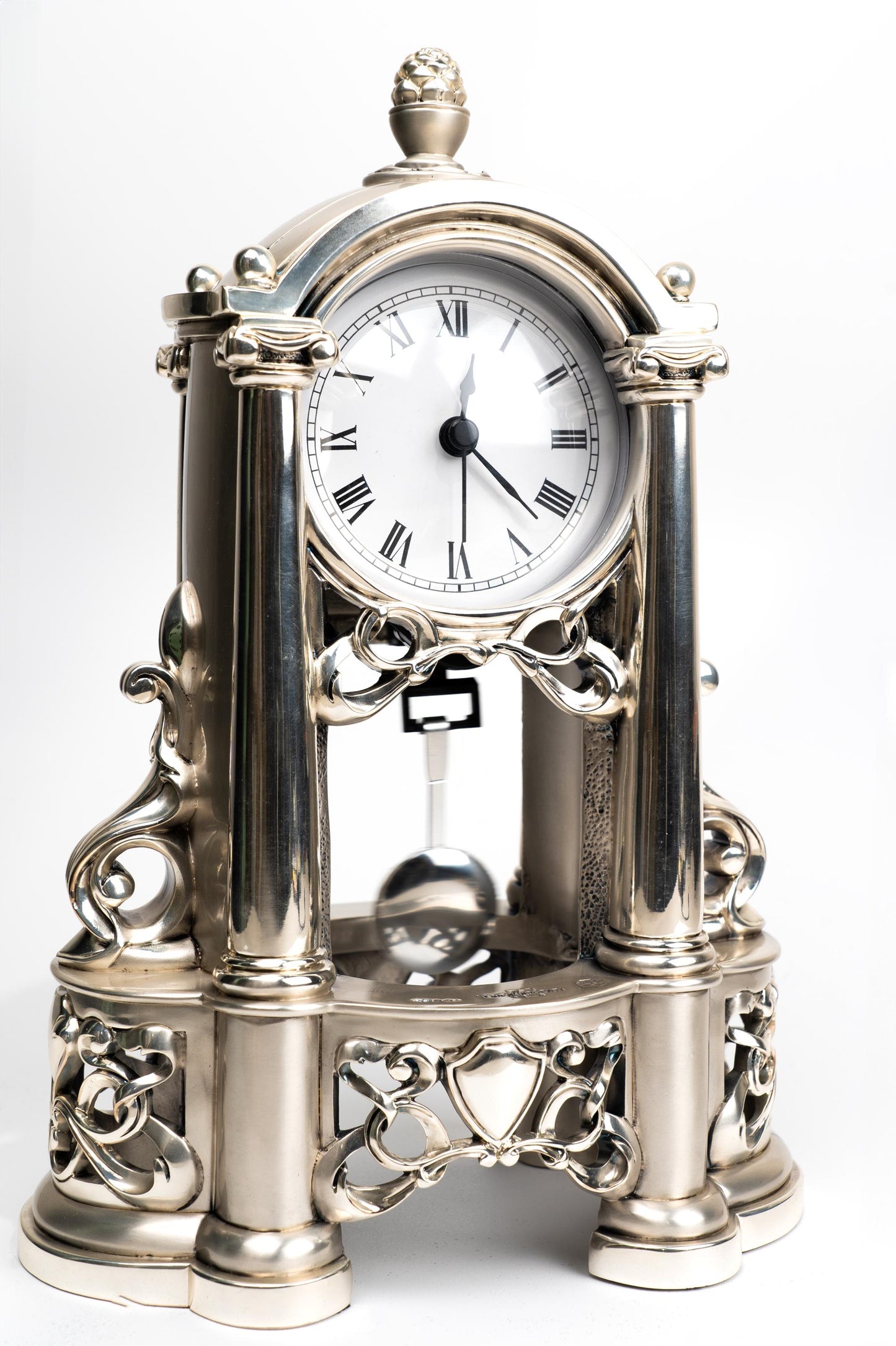 Elegante reloj de péndulo en resina plateada