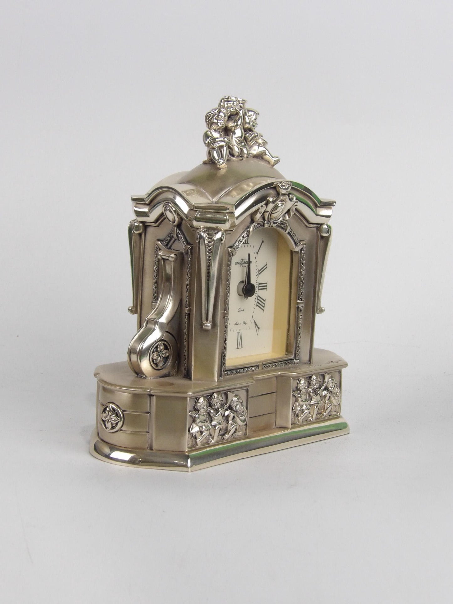 Reloj de mesa laminado en plata con diseño infantil