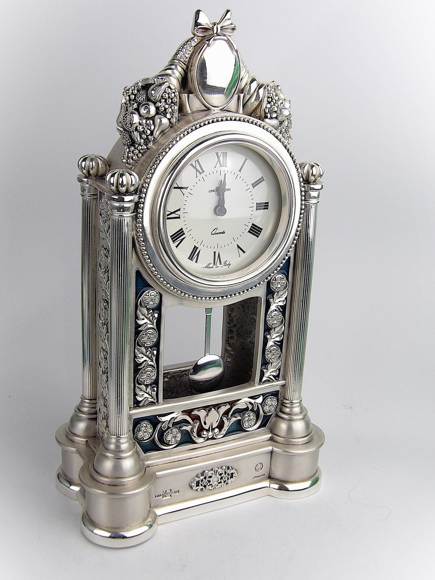 Majestuoso reloj de péndulo de resina plateada con cornucopias y elegante esmalte estilo imperio