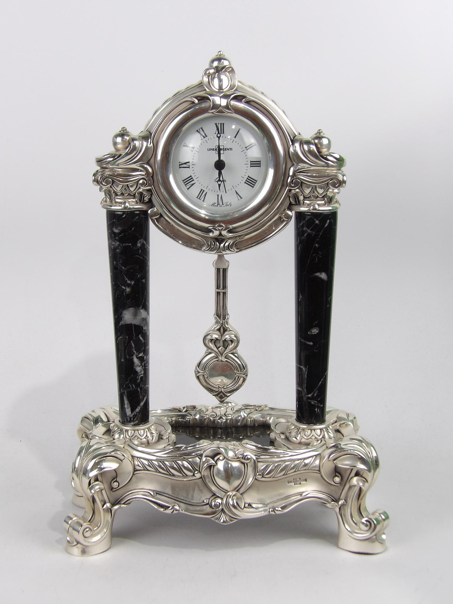Reloj de mesa de péndulo de resina plateada con mármol negro – Estilo Imperio
