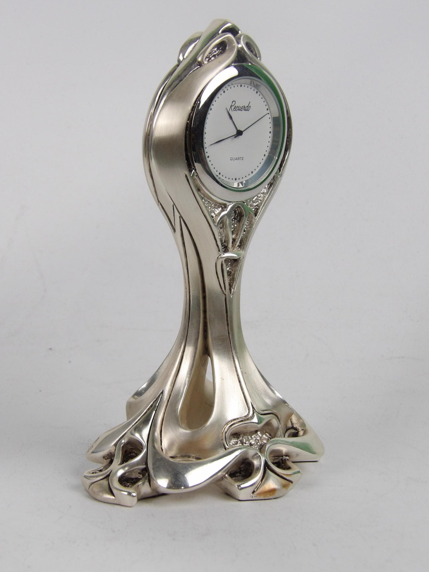 Reloj de mesa moderno de resina plateada – Diseño artístico