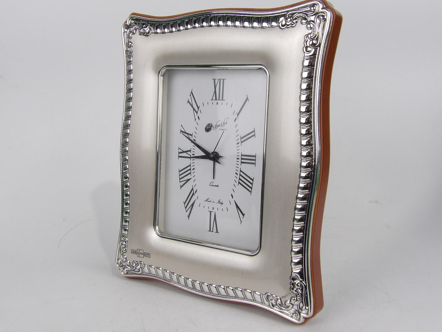 Reloj de sobremesa con marco de madera y bilaminado plateado