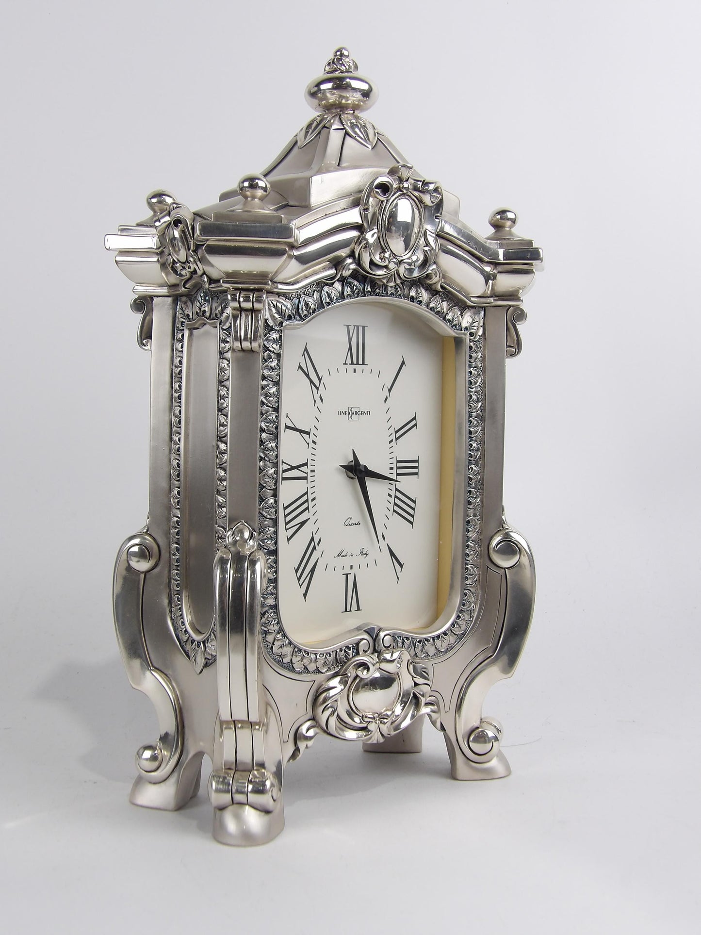 Reloj de mesa estilo imperio en resina plateada