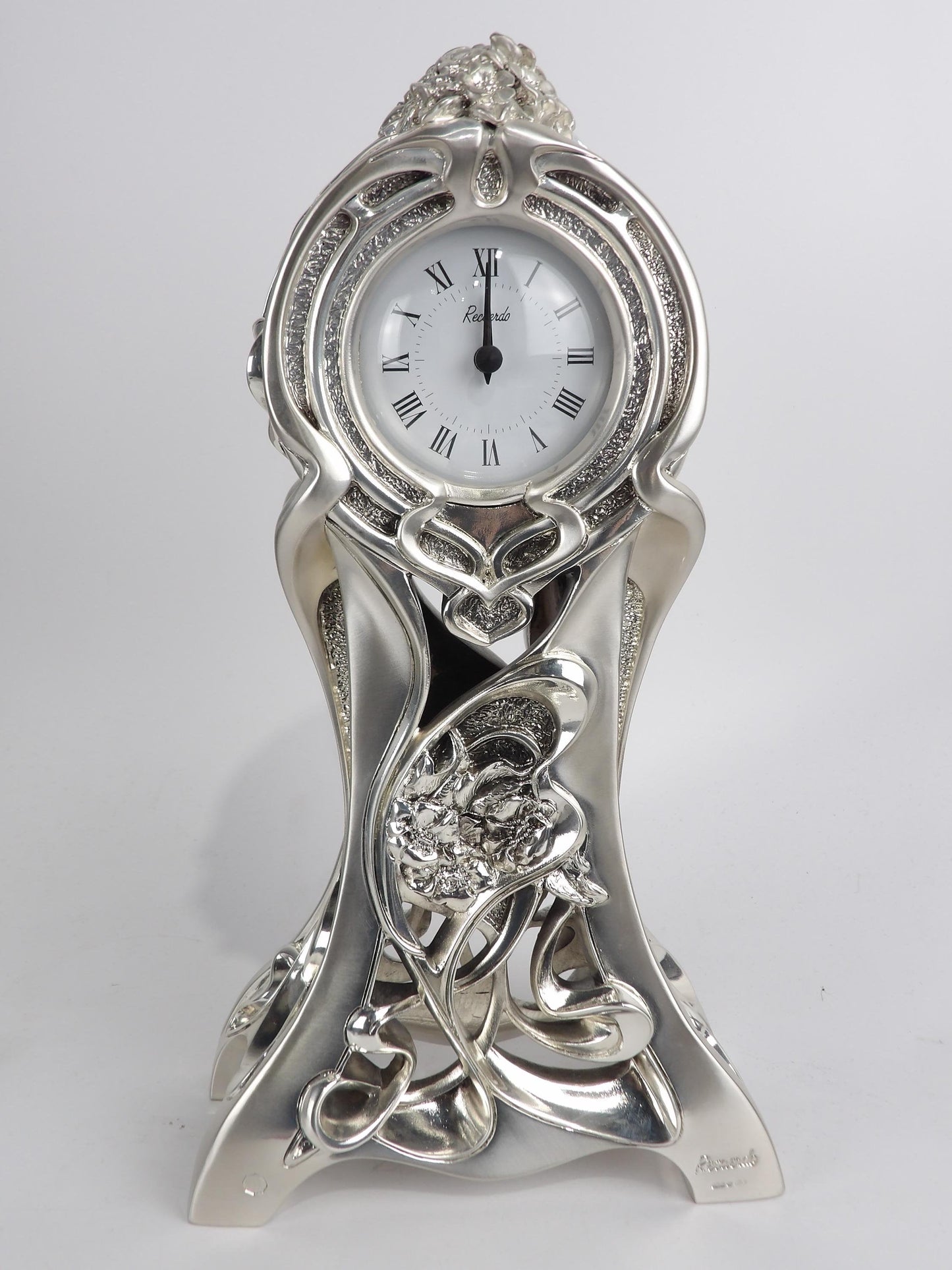 Reloj de mesa de resina plateada: diseño floral, elegante detalle decorativo.