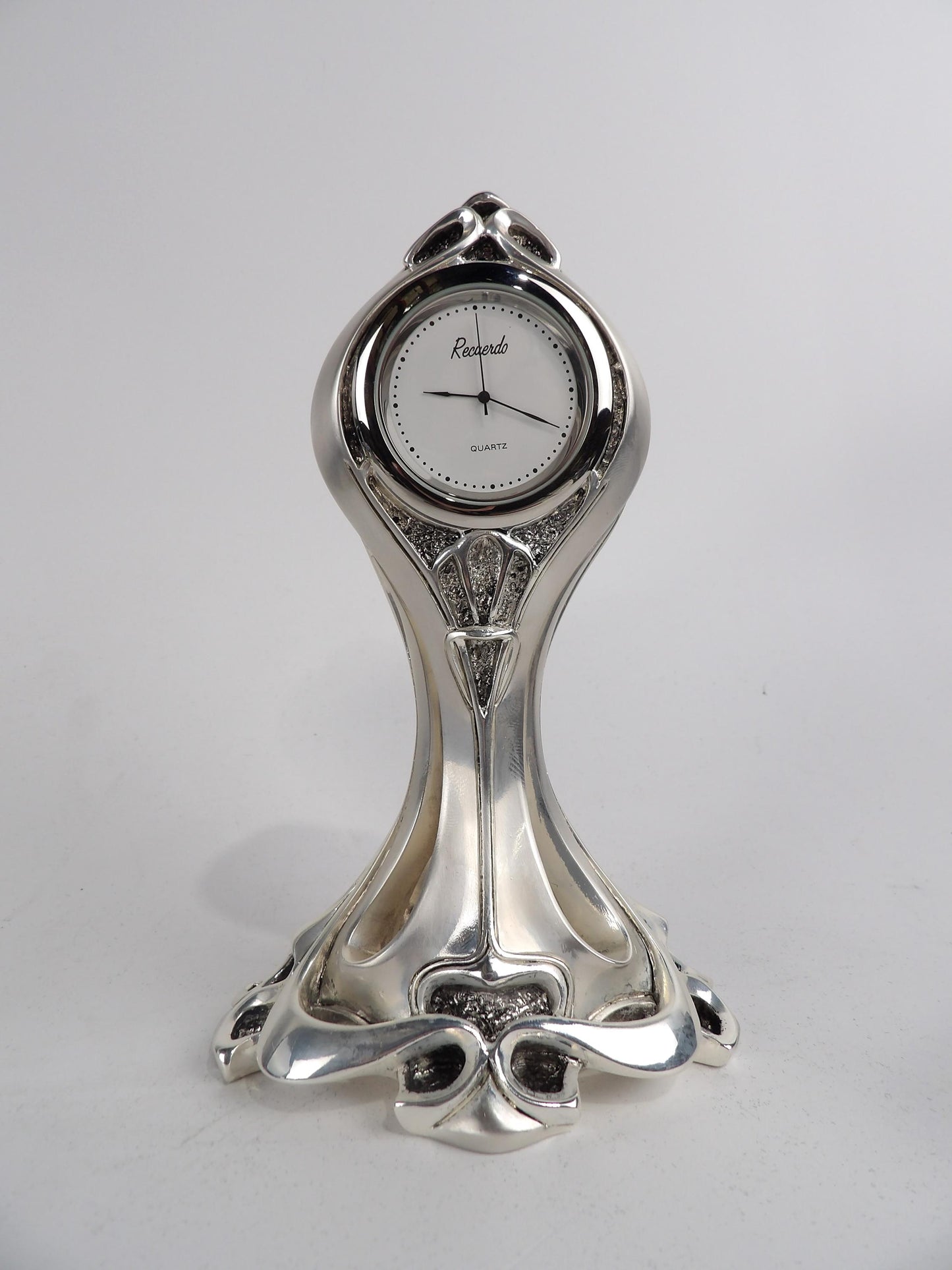 Elegante reloj de mesa de resina plateada con intrincadas decoraciones de esmalte: perfecto para decorar el hogar o regalar.