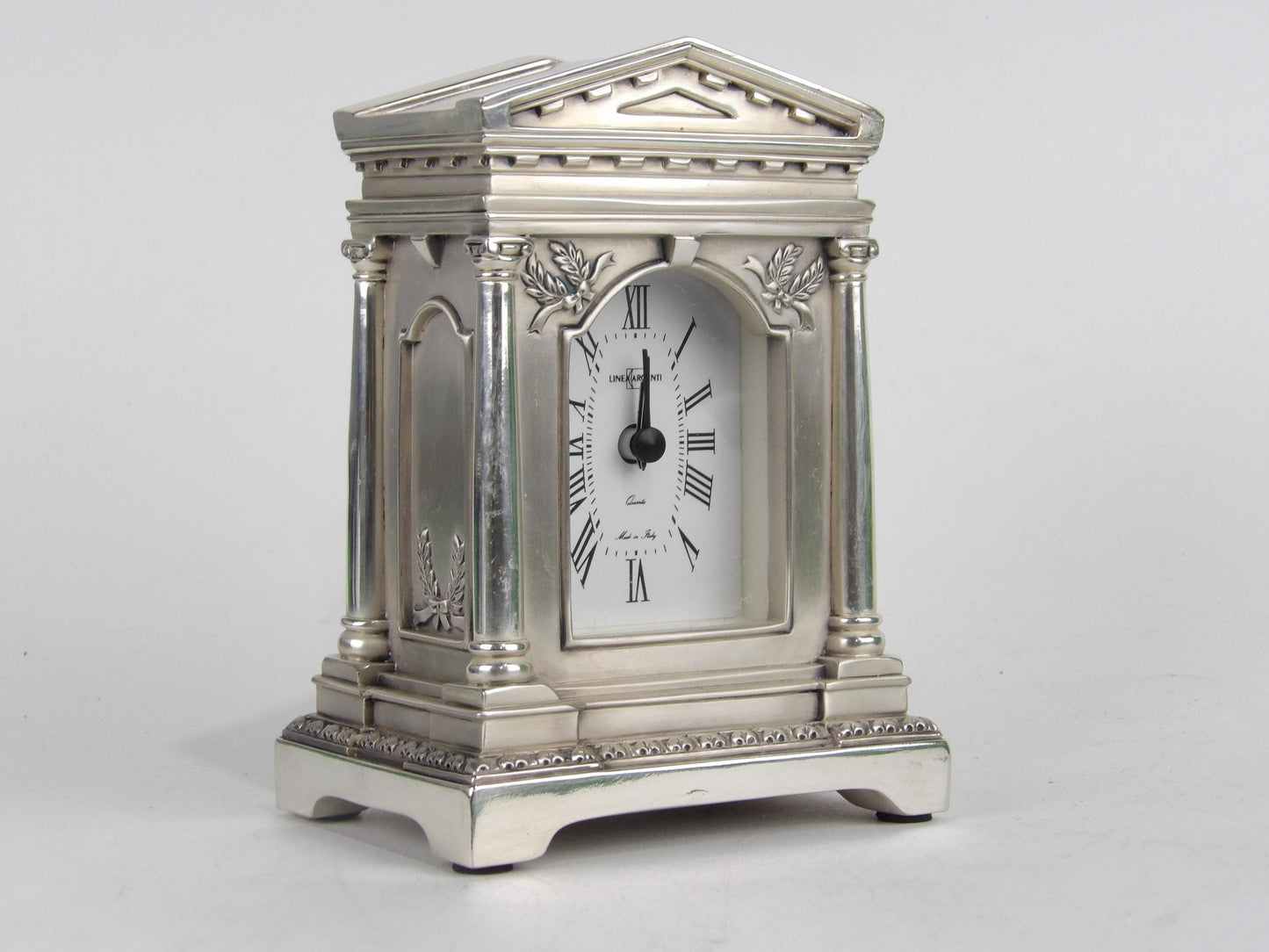 Elegante reloj de mesa de resina plateada