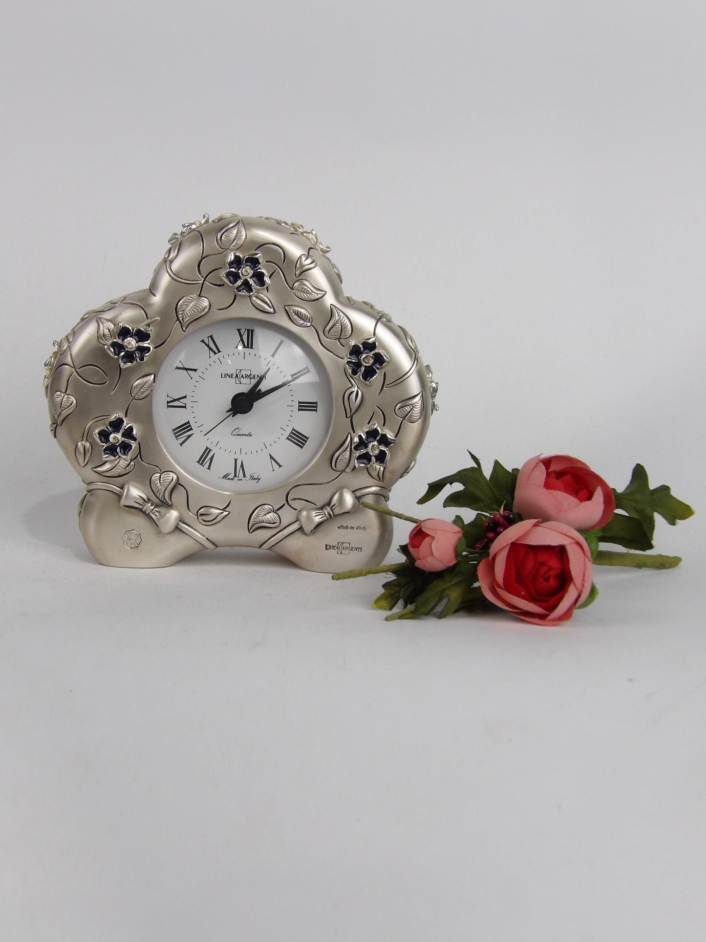 Reloj de resina plateada con motivos florales y detalles de esmalte