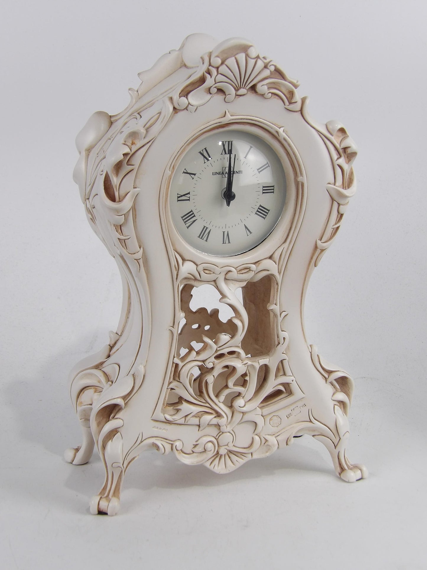 Reloj de resina Shabby Chic en color crema con efecto vintage
