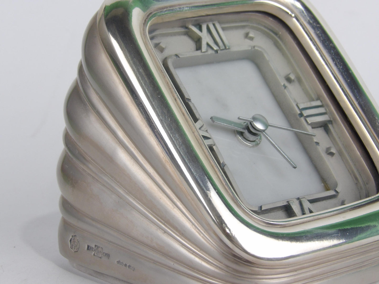 Base de reloj contemporánea plateada con diseño acanalado y acabado pulido