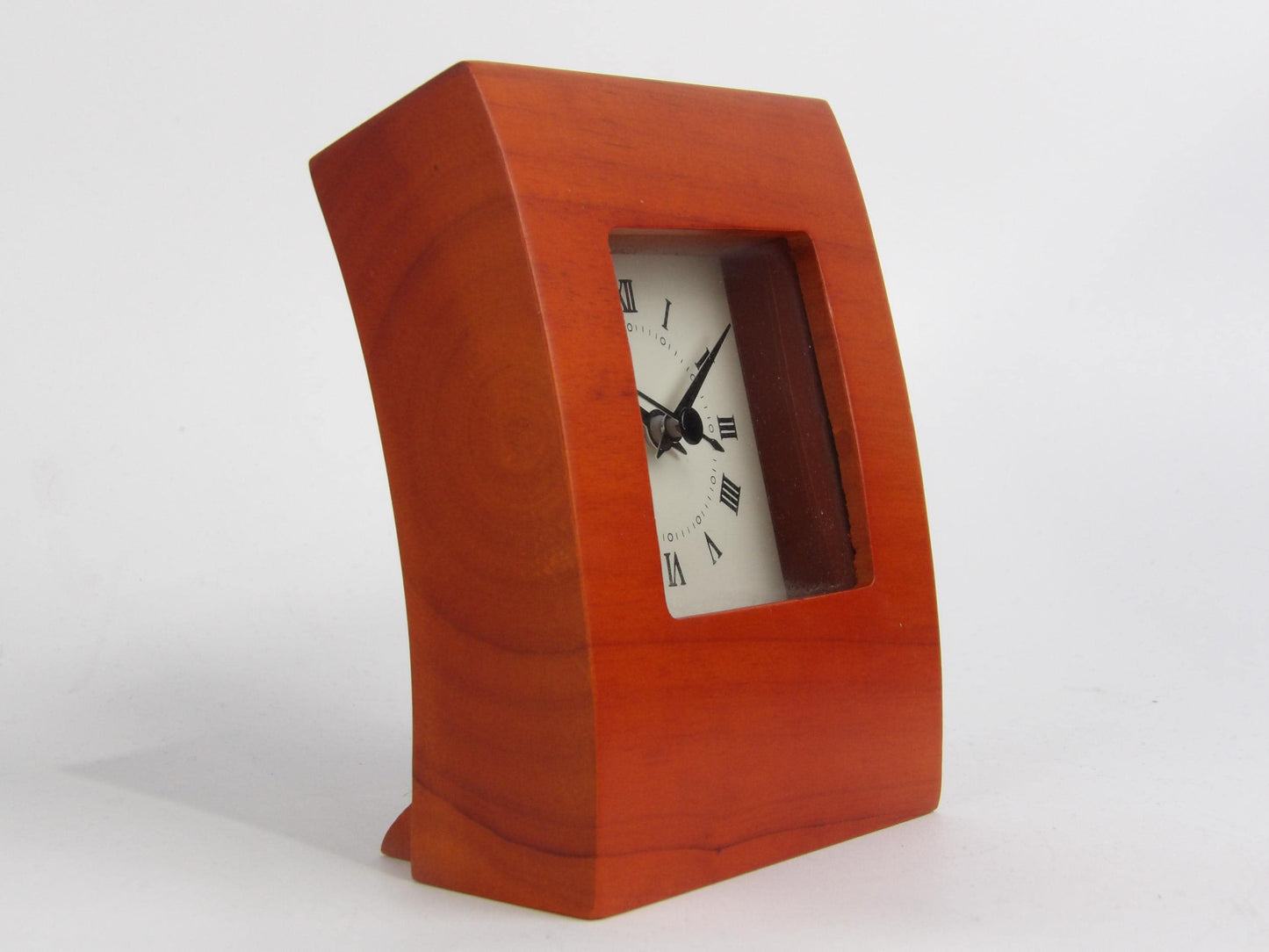 Reloj de mesa de elegancia atemporal con marco de caoba