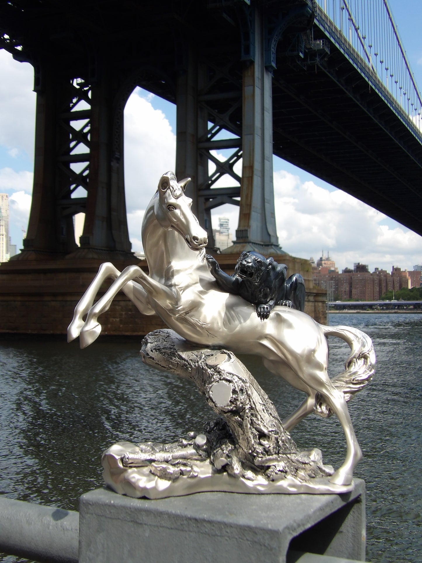 Escultura de resina plateada, Pantera Negra a Caballo