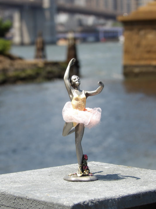 Elegant Ballerina Statue - A Tribute to Grace and Beauty