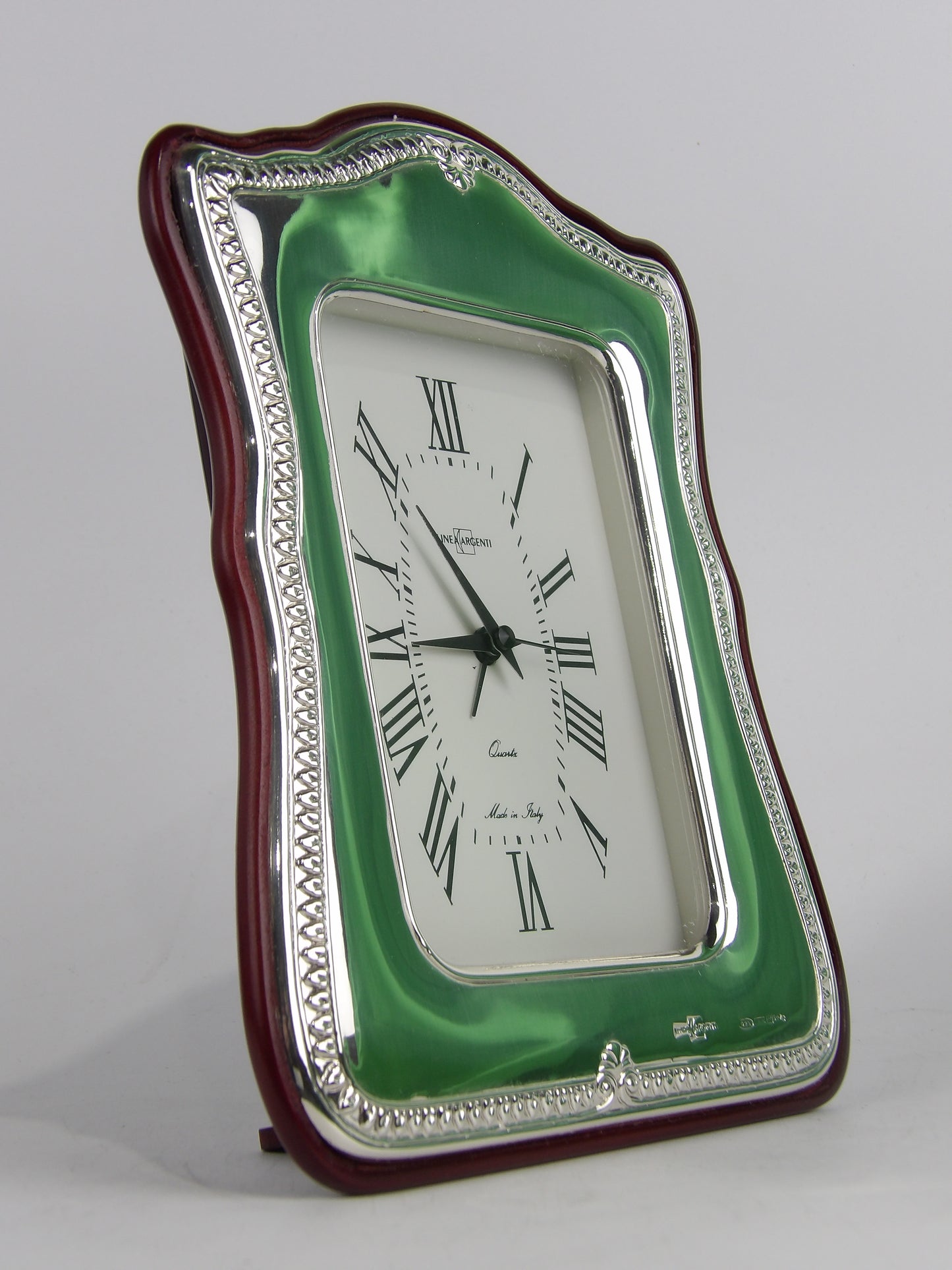 Elegante reloj de mesa con bilaminado plateado sobre marco de madera