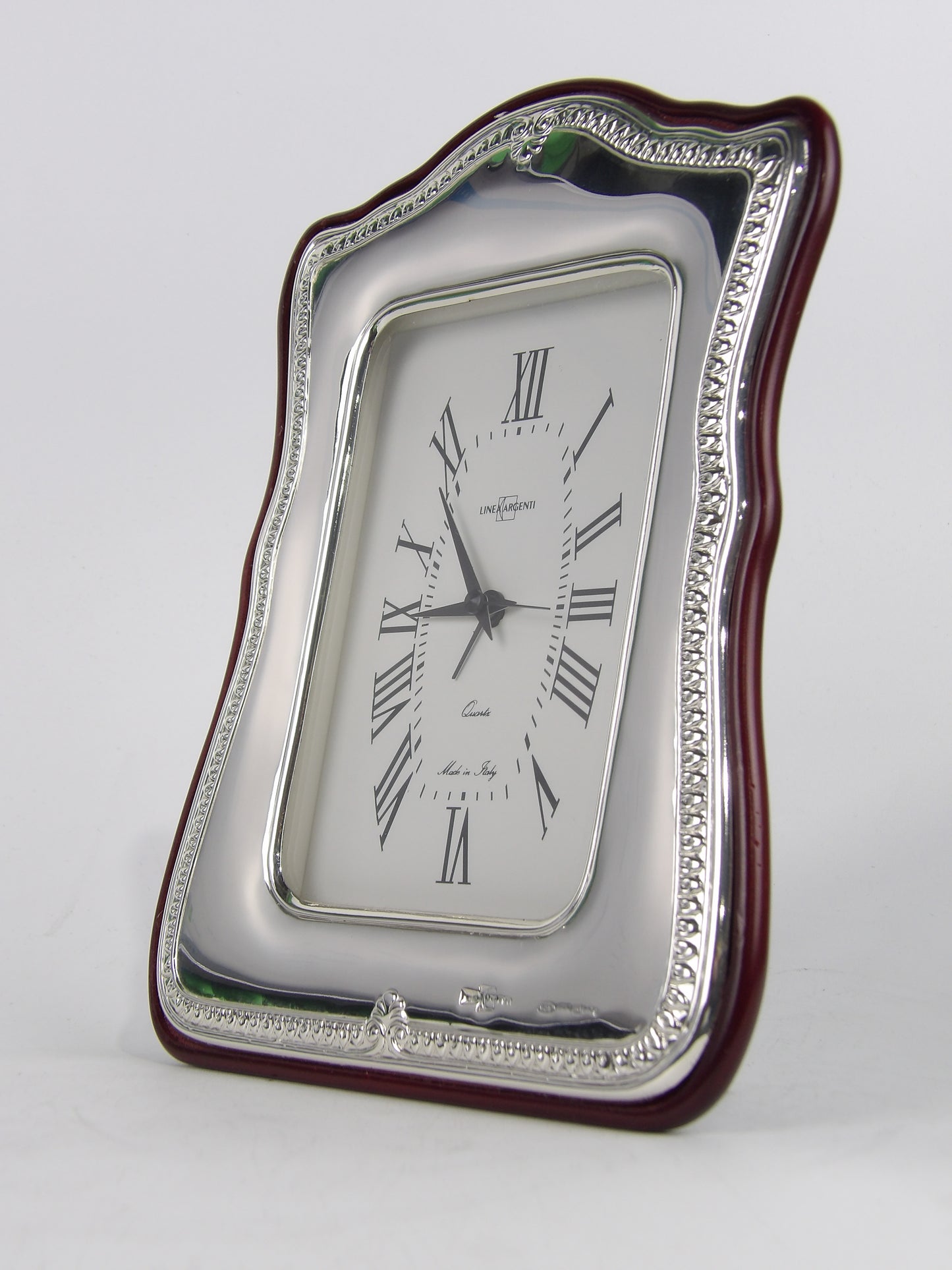 Elegante reloj de mesa con bilaminado plateado sobre marco de madera