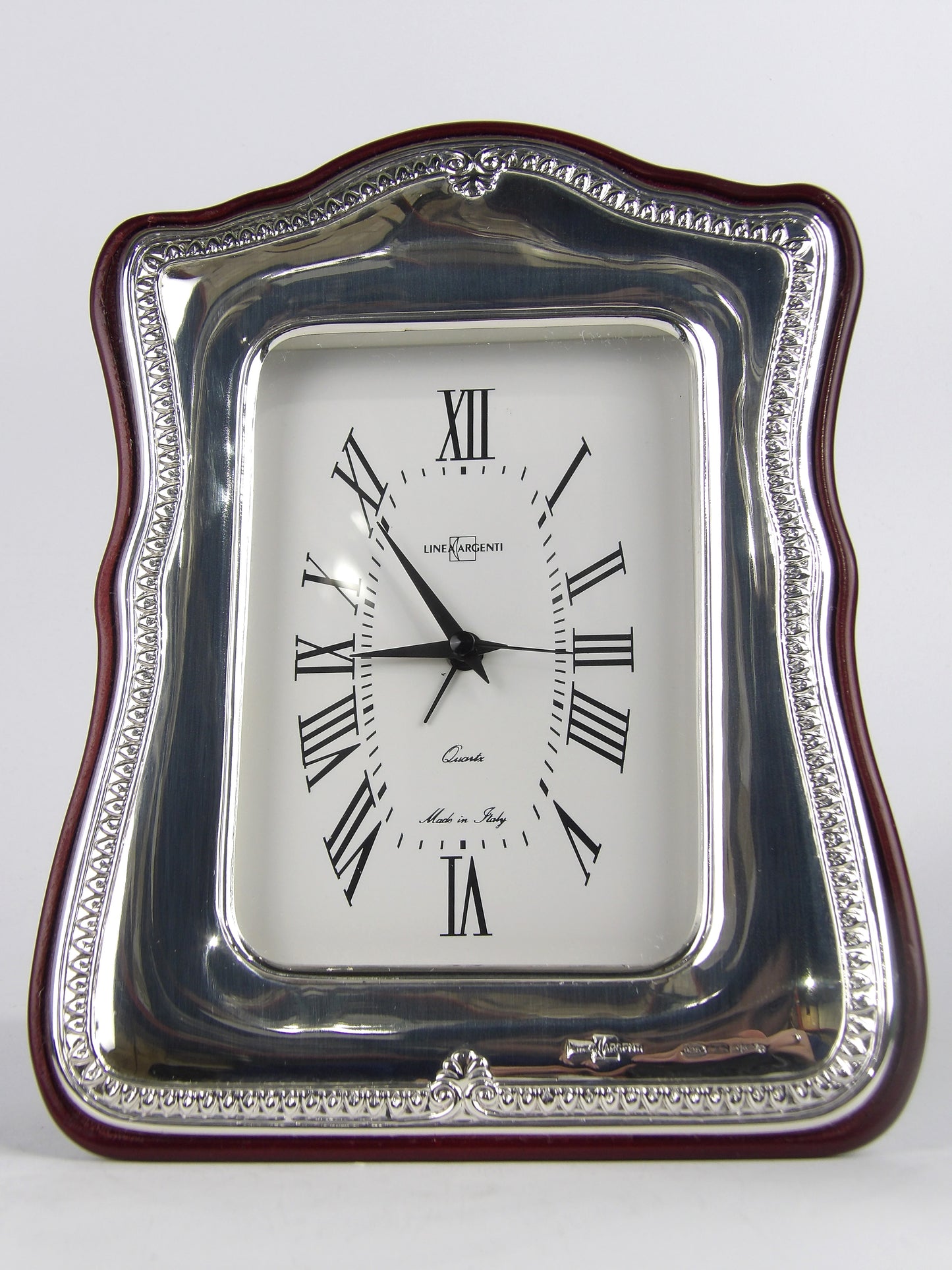 Elegante reloj de mesa con bilaminado plateado sobre marco de madera
