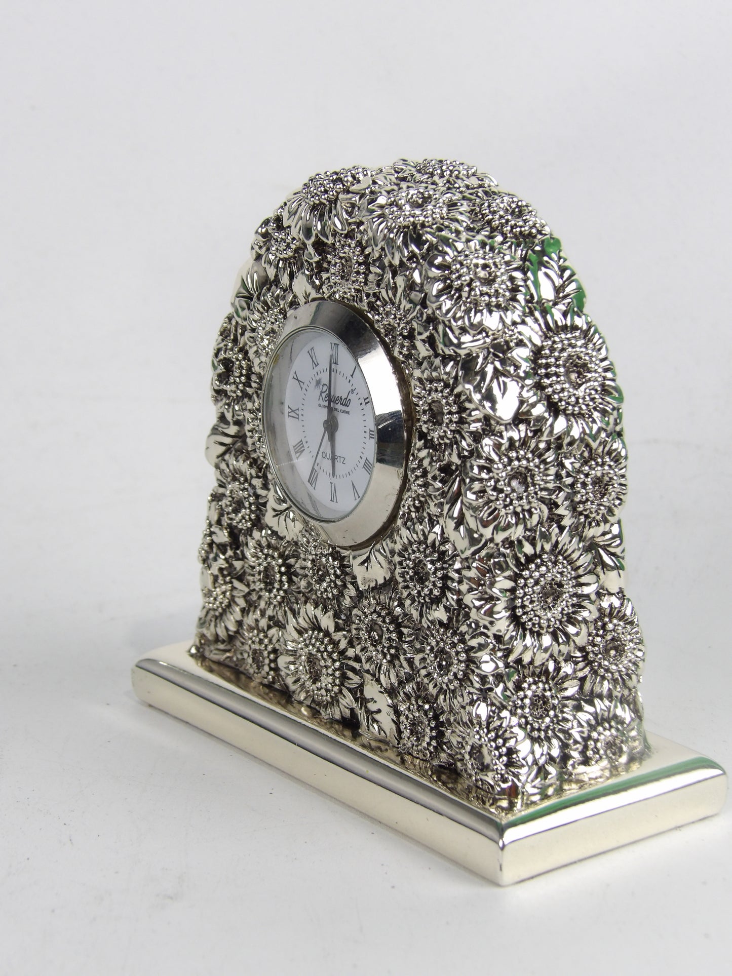 Reloj de mesa de resina plateada con diseño de girasol