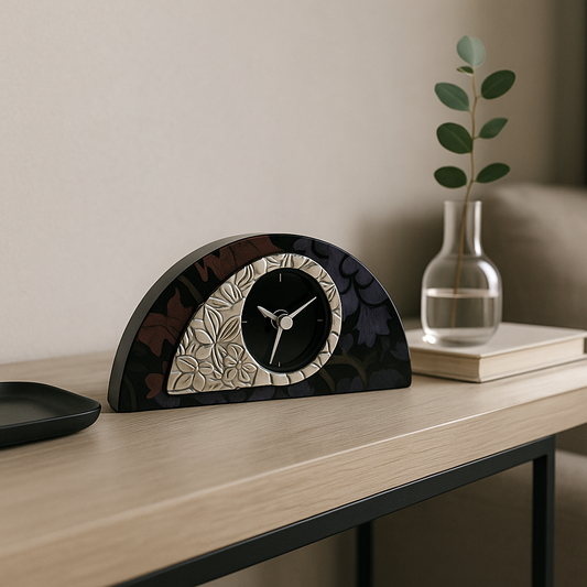 Reloj de sobremesa de caoba negra con bilaminado plateado y diseño floral