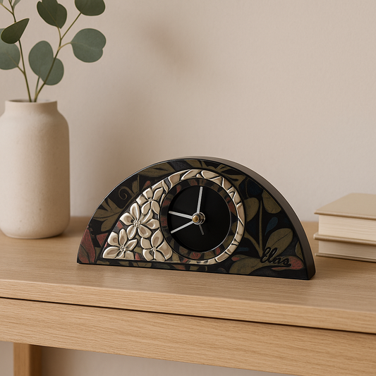 Elegante reloj de mesa con diseño floral bilaminado plateado sobre base de caoba negra