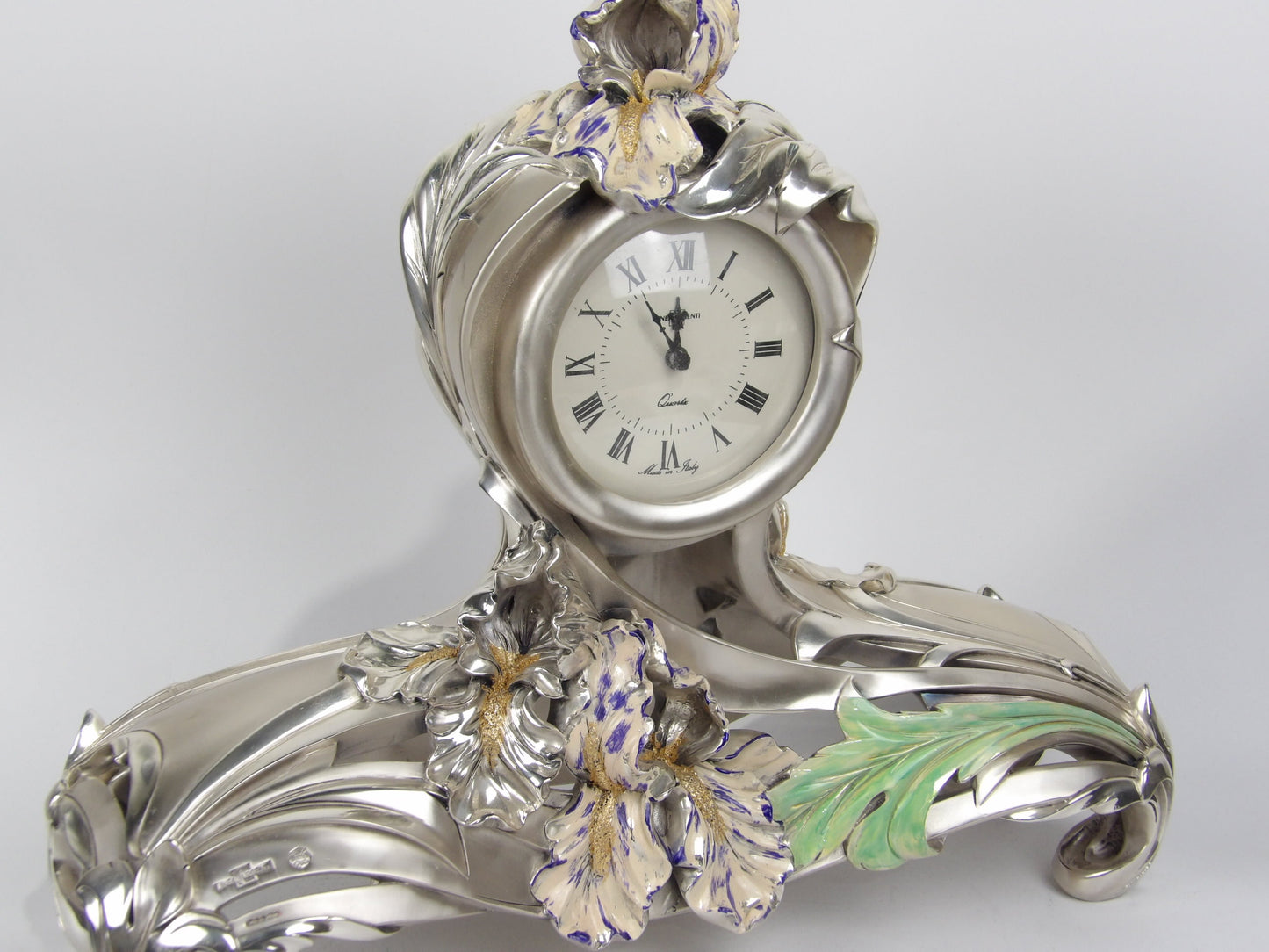 Reloj 'Flores' de resina plateada pintada con oro: una impresionante fusión floral de arte y tiempo