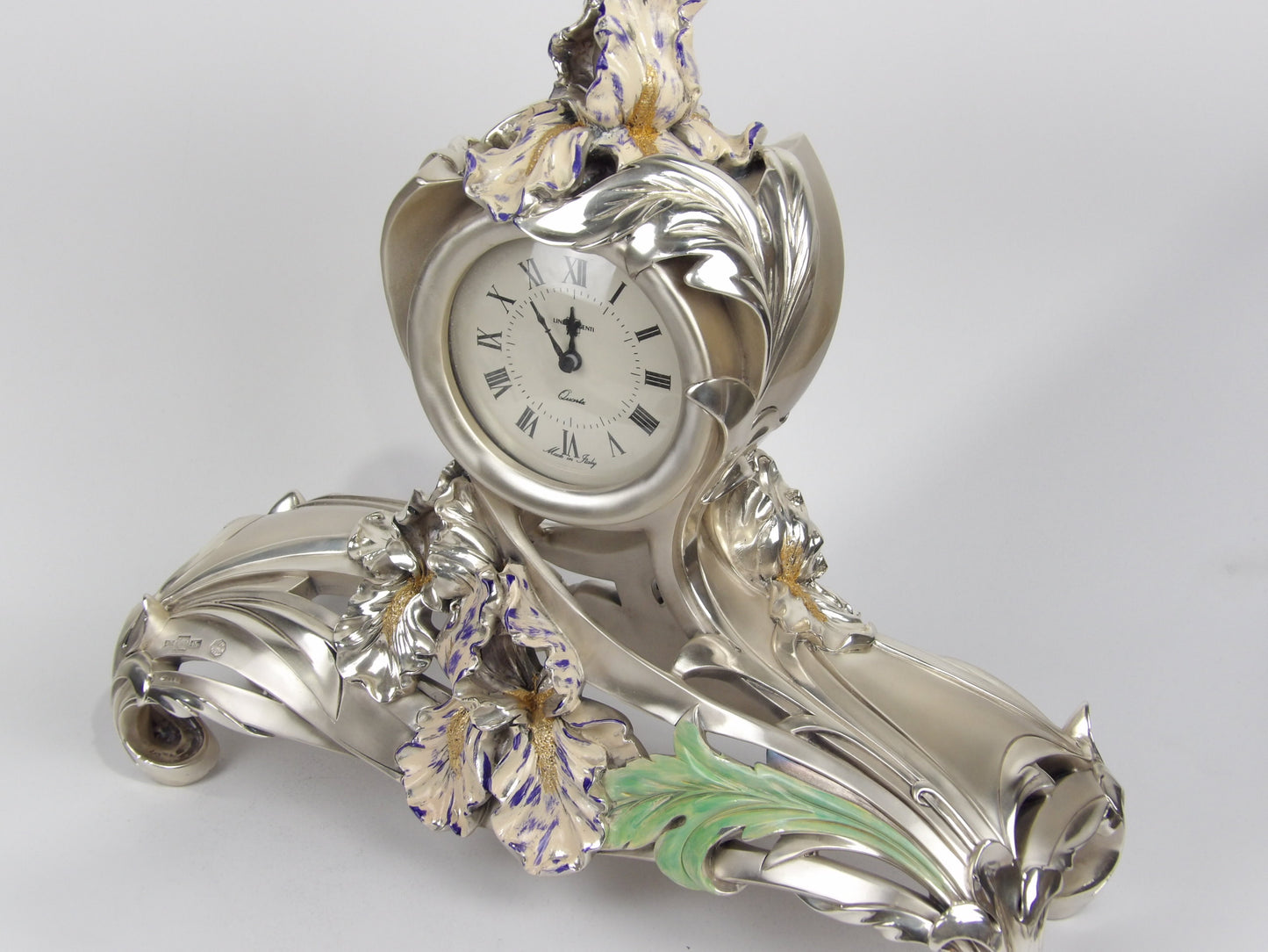 Reloj 'Flores' de resina plateada pintada con oro: una impresionante fusión floral de arte y tiempo