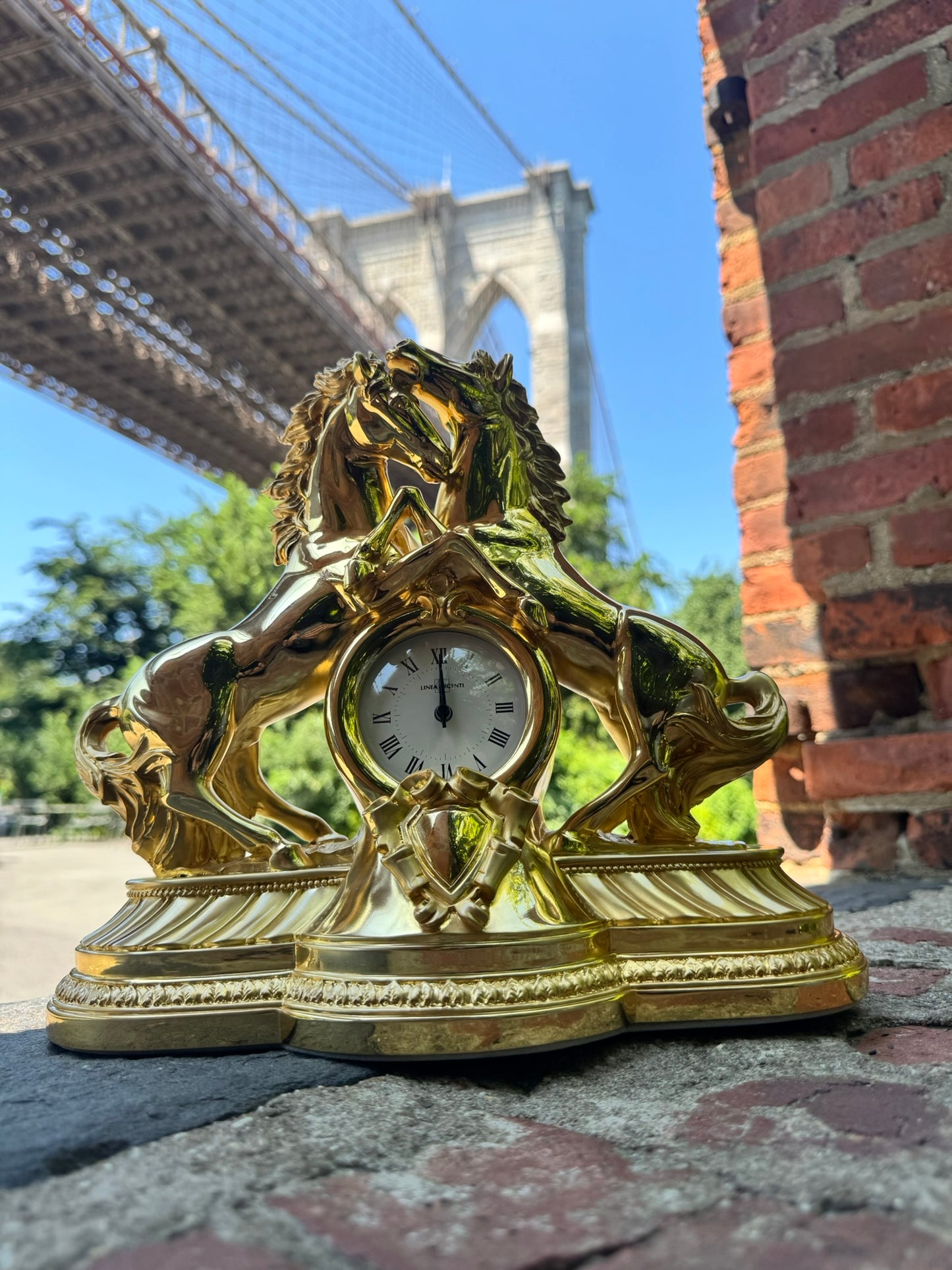 Reloj de resina dorada - Par de caballos: una majestuosa combinación de arte y funcionalidad