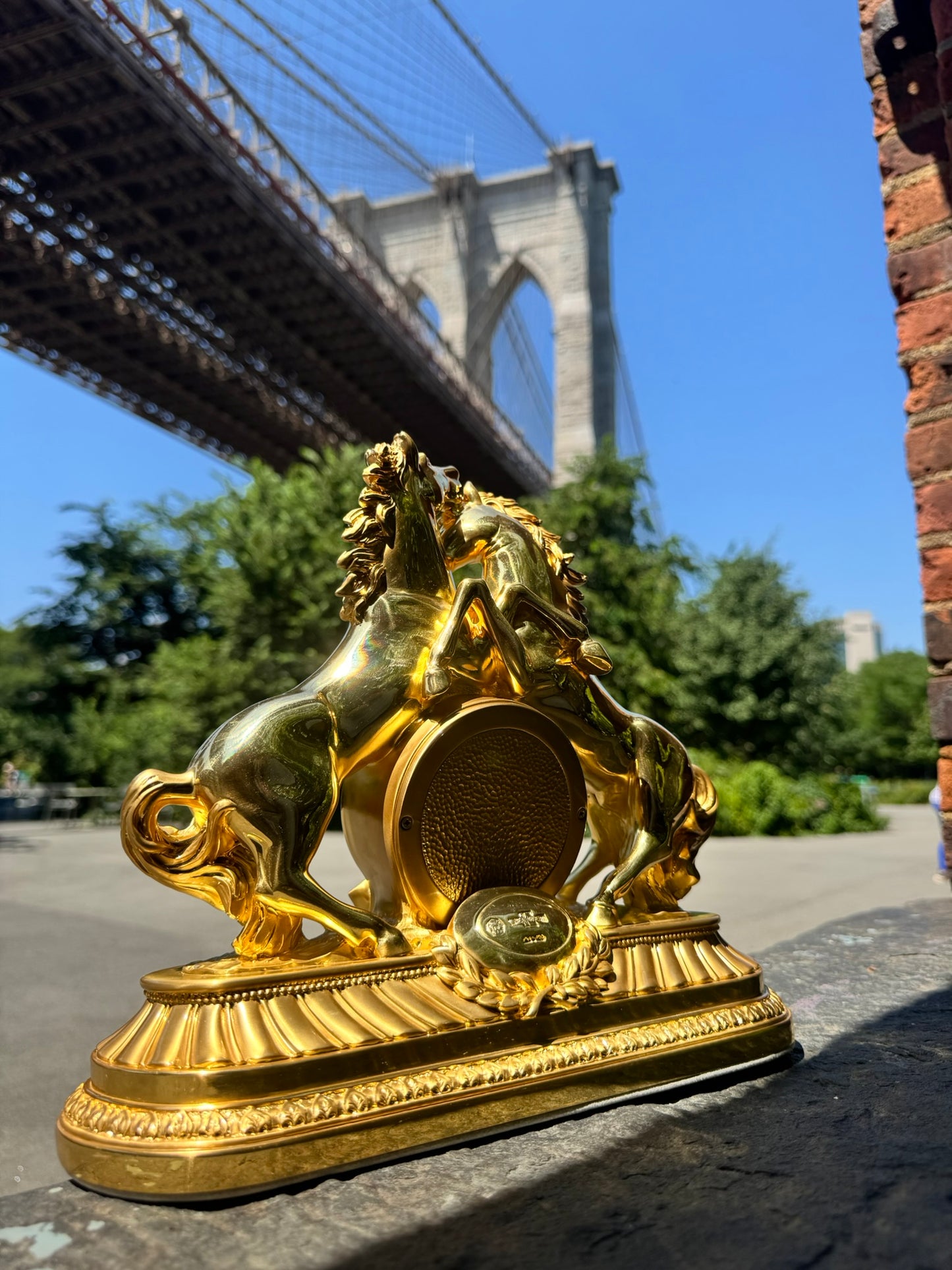 Reloj de resina dorada - Par de caballos: una majestuosa combinación de arte y funcionalidad