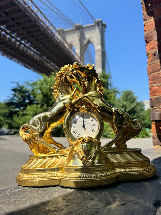 Reloj de resina dorada - Par de caballos: una majestuosa combinación de arte y funcionalidad