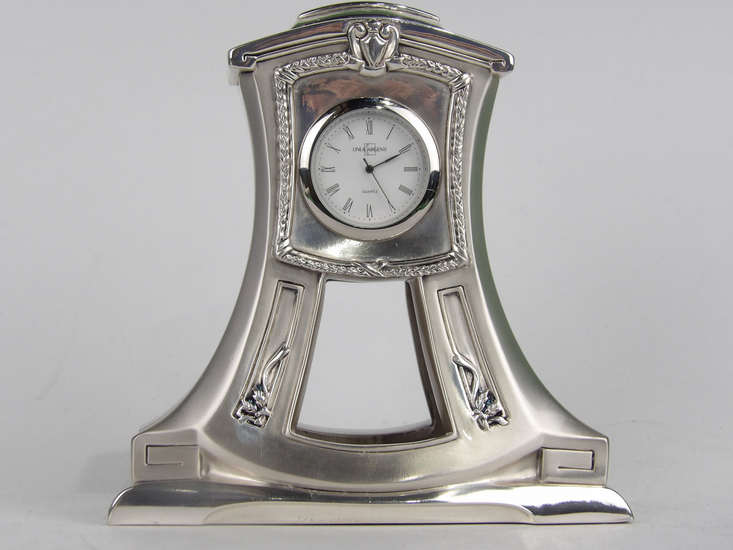 Lujoso reloj de mesa de resina plateada con un diseño elegante.