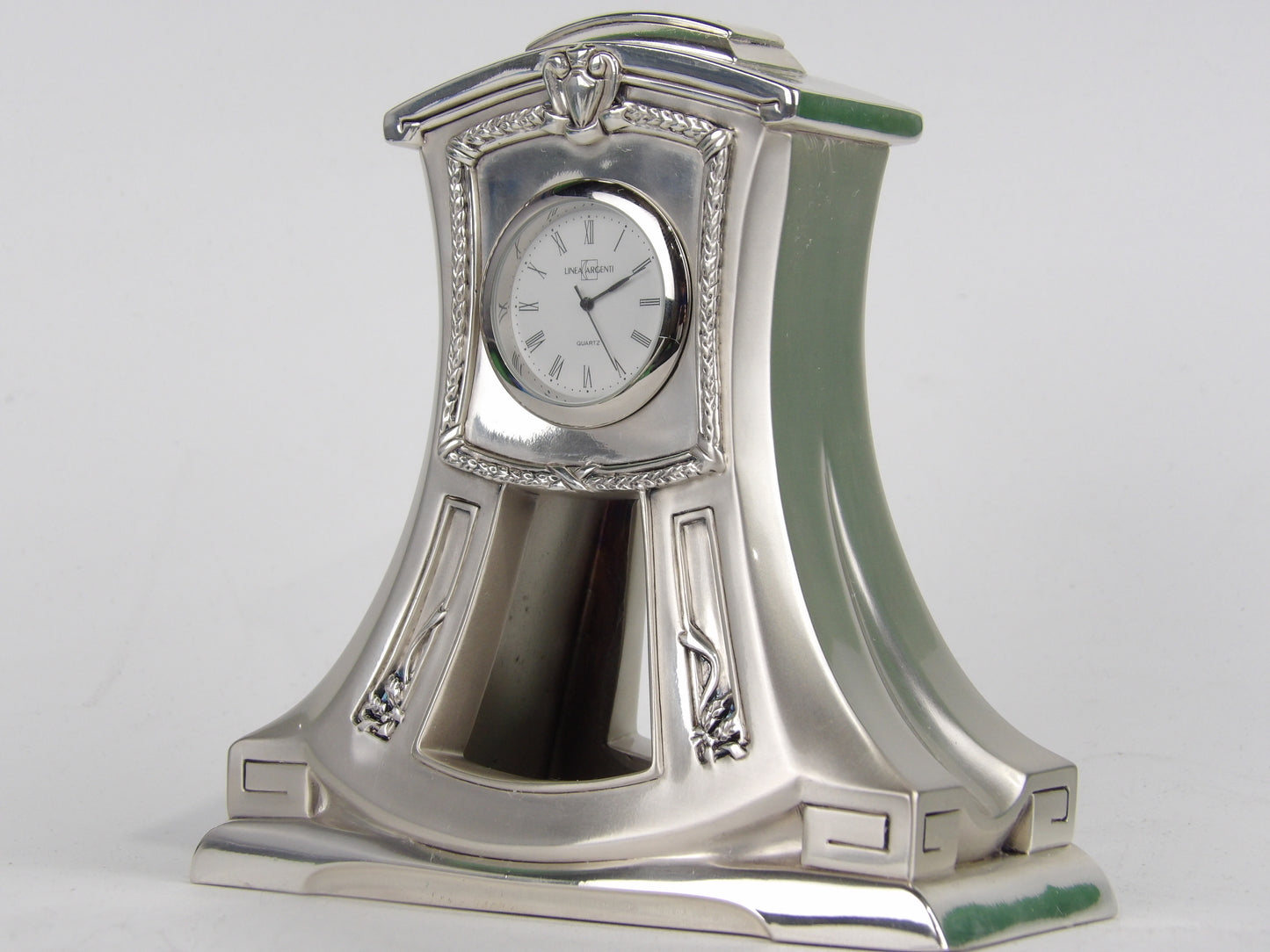 Lujoso reloj de mesa de resina plateada con un diseño elegante.