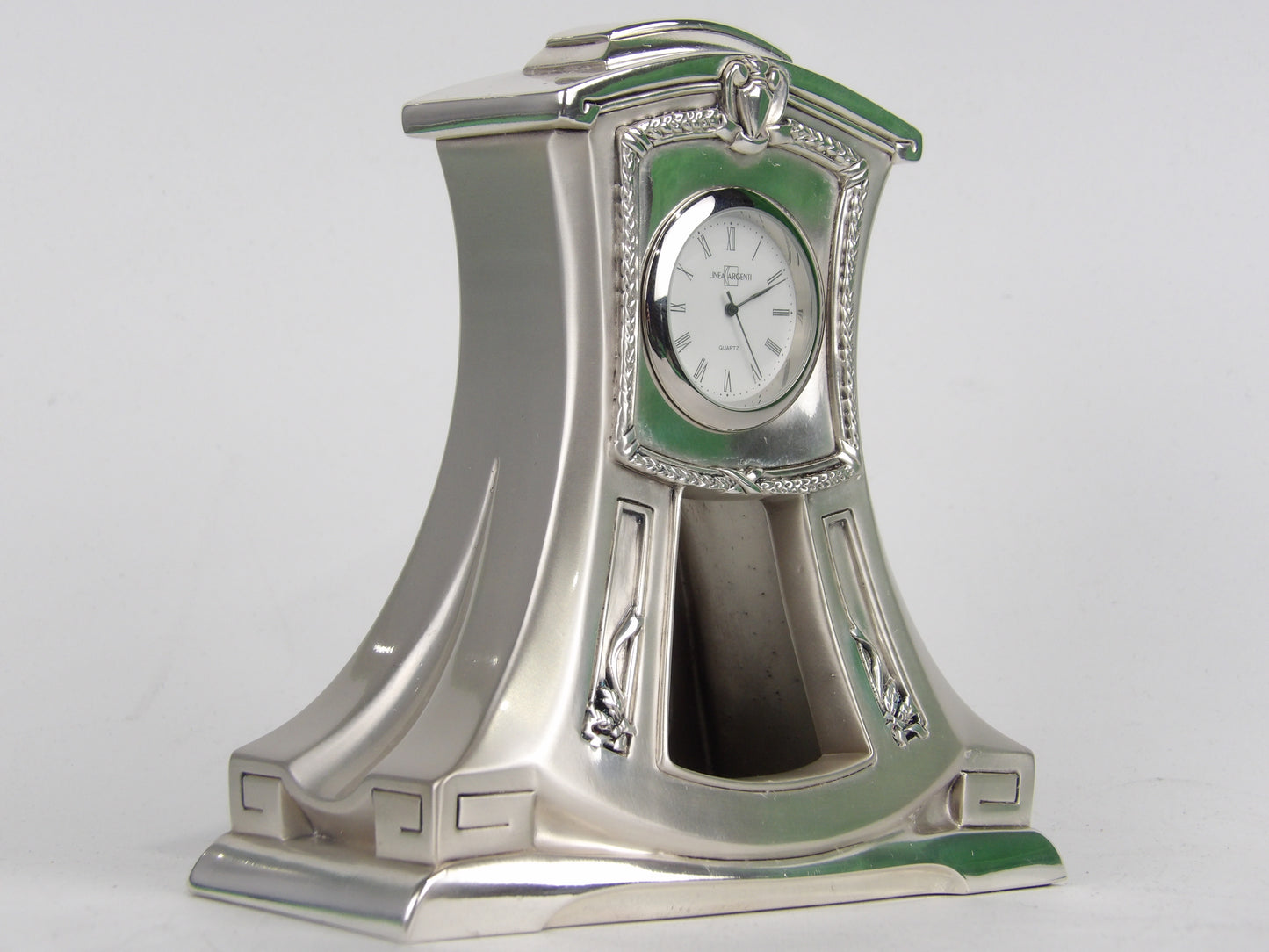 Lujoso reloj de mesa de resina plateada con un diseño elegante.