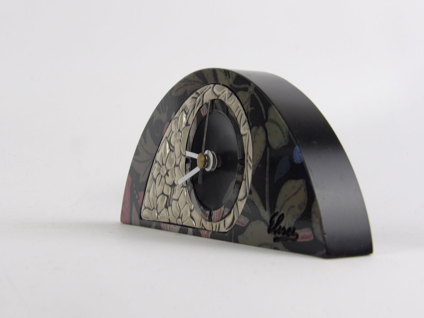 Elegante reloj de mesa con diseño floral bilaminado plateado sobre base de caoba negra