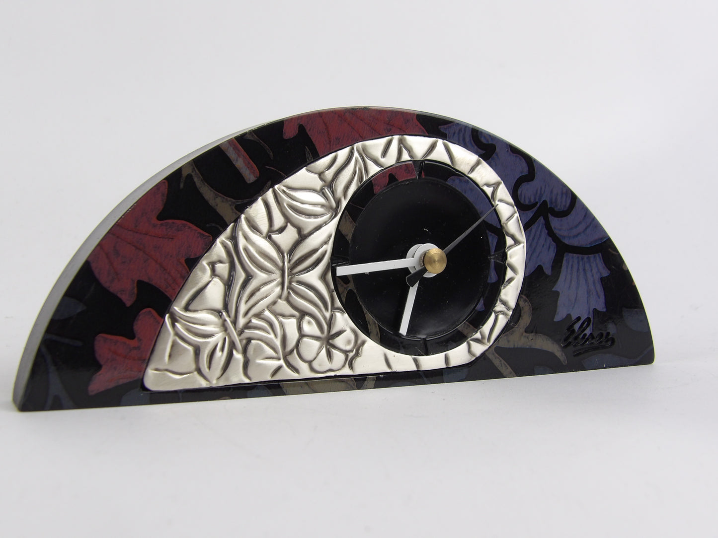 Reloj de sobremesa de caoba negra con bilaminado plateado y diseño floral