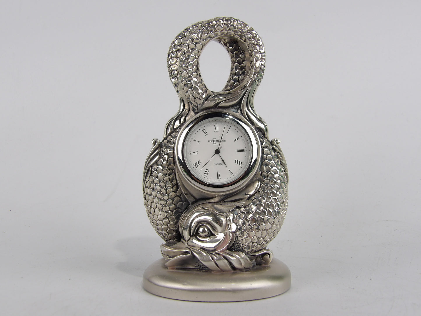Reloj de mesa con resina plateada y diseño de 2 peces