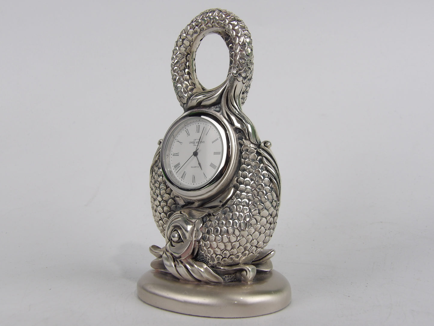 Reloj de mesa con resina plateada y diseño de 2 peces