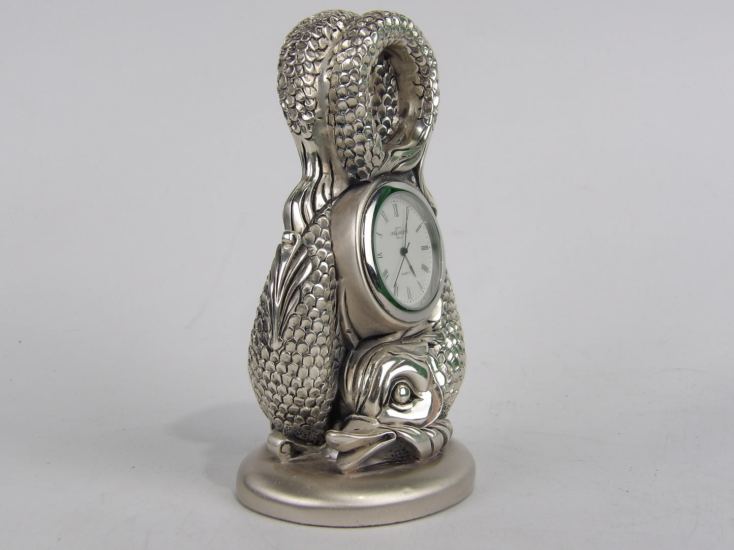 Reloj de mesa con resina plateada y diseño de 2 peces