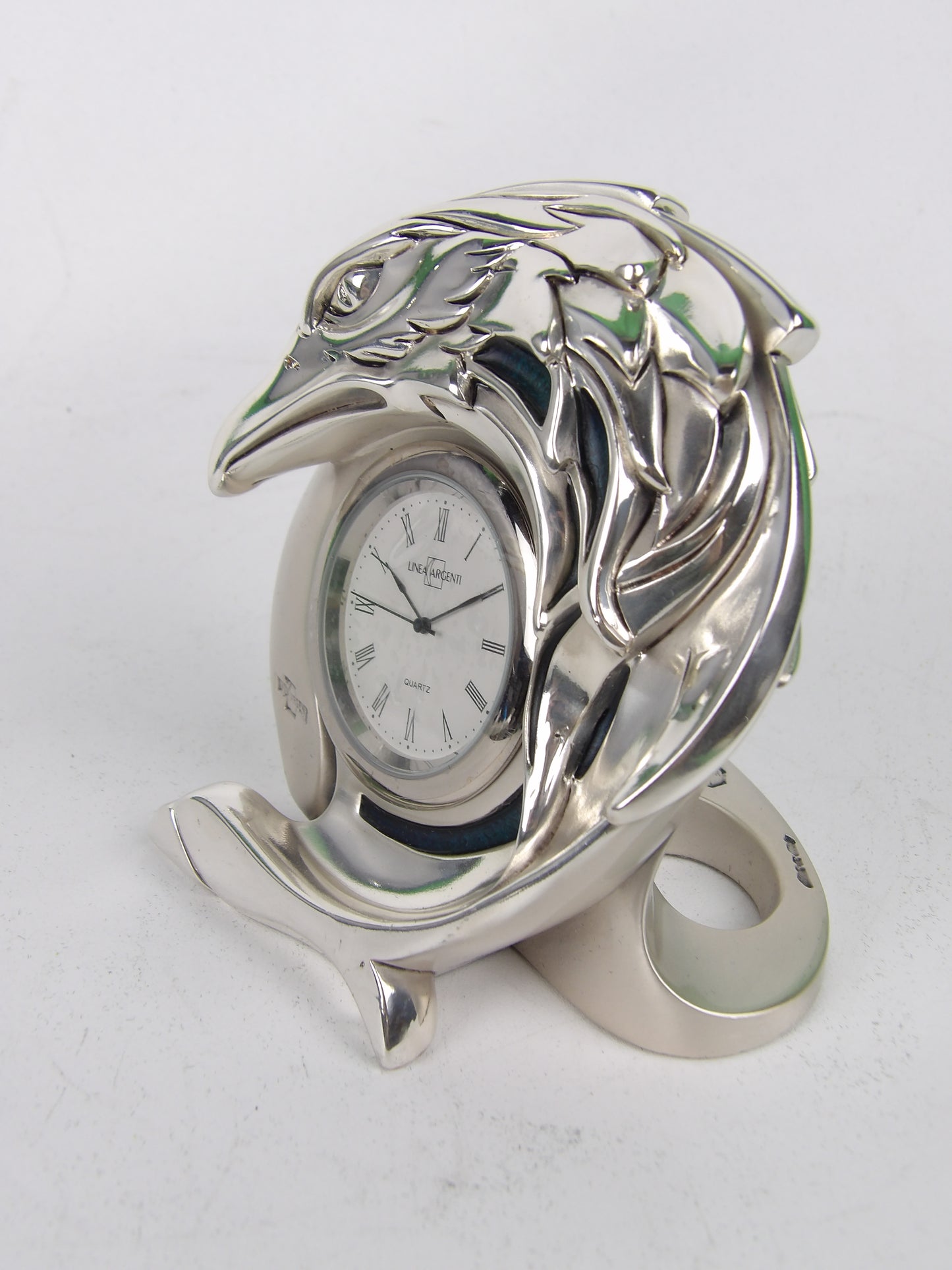 Reloj de mesa con águila de resina plateada