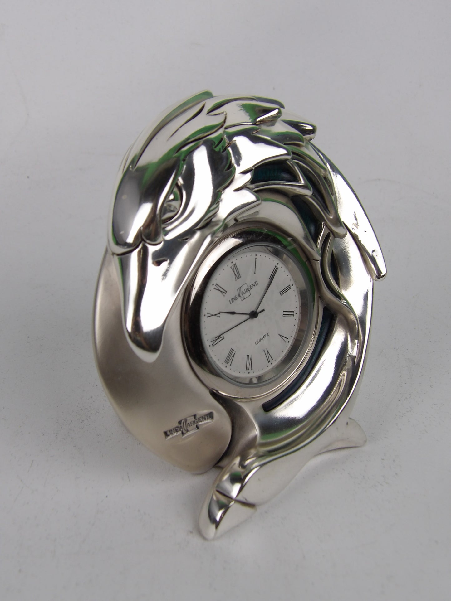 Reloj de mesa con águila de resina plateada