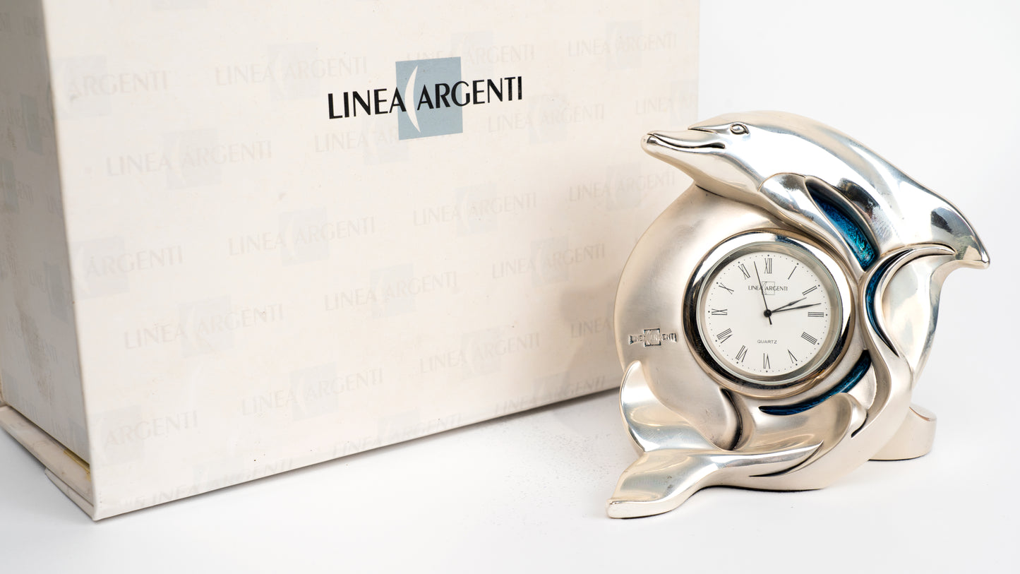 Reloj de mesa con delfín de resina plateada