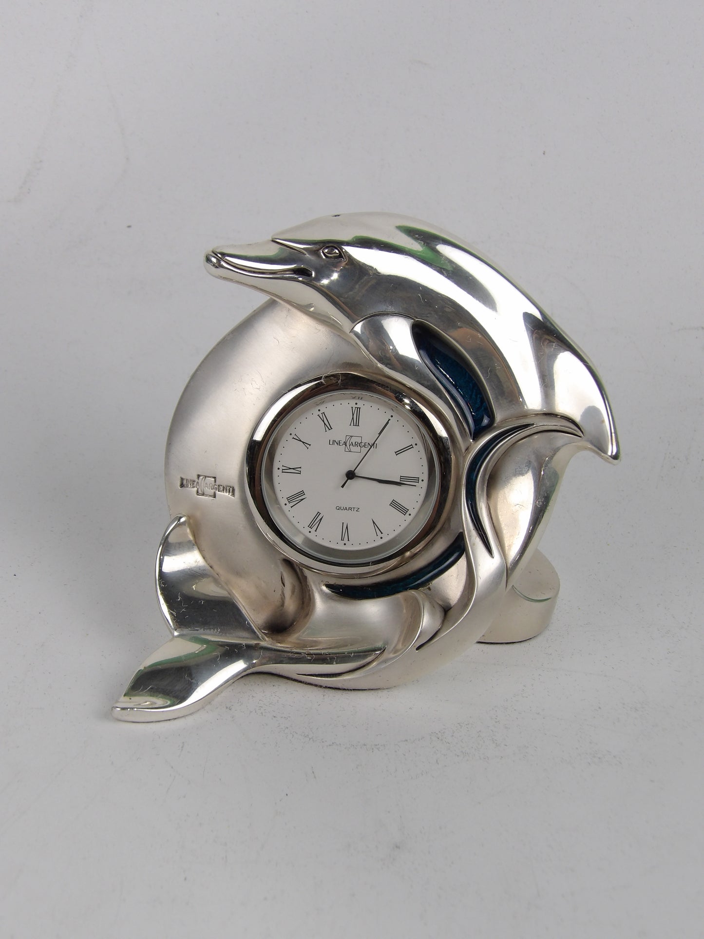 Reloj de mesa con delfín de resina plateada
