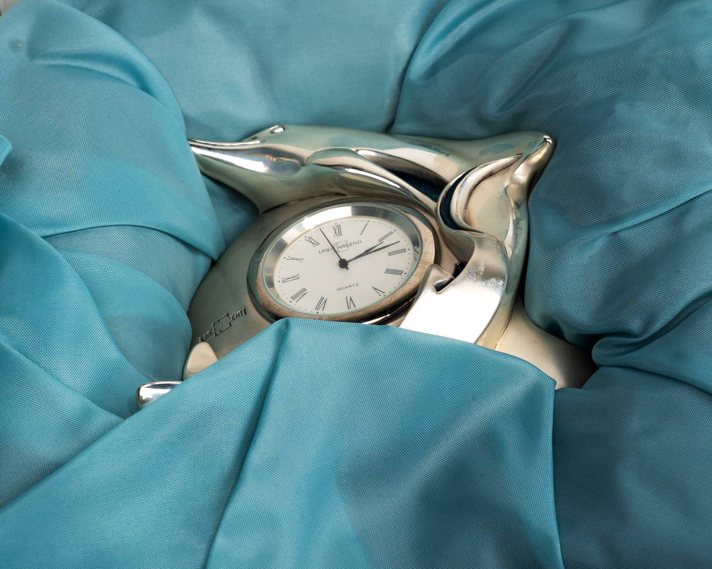 Reloj de mesa con delfín de resina plateada