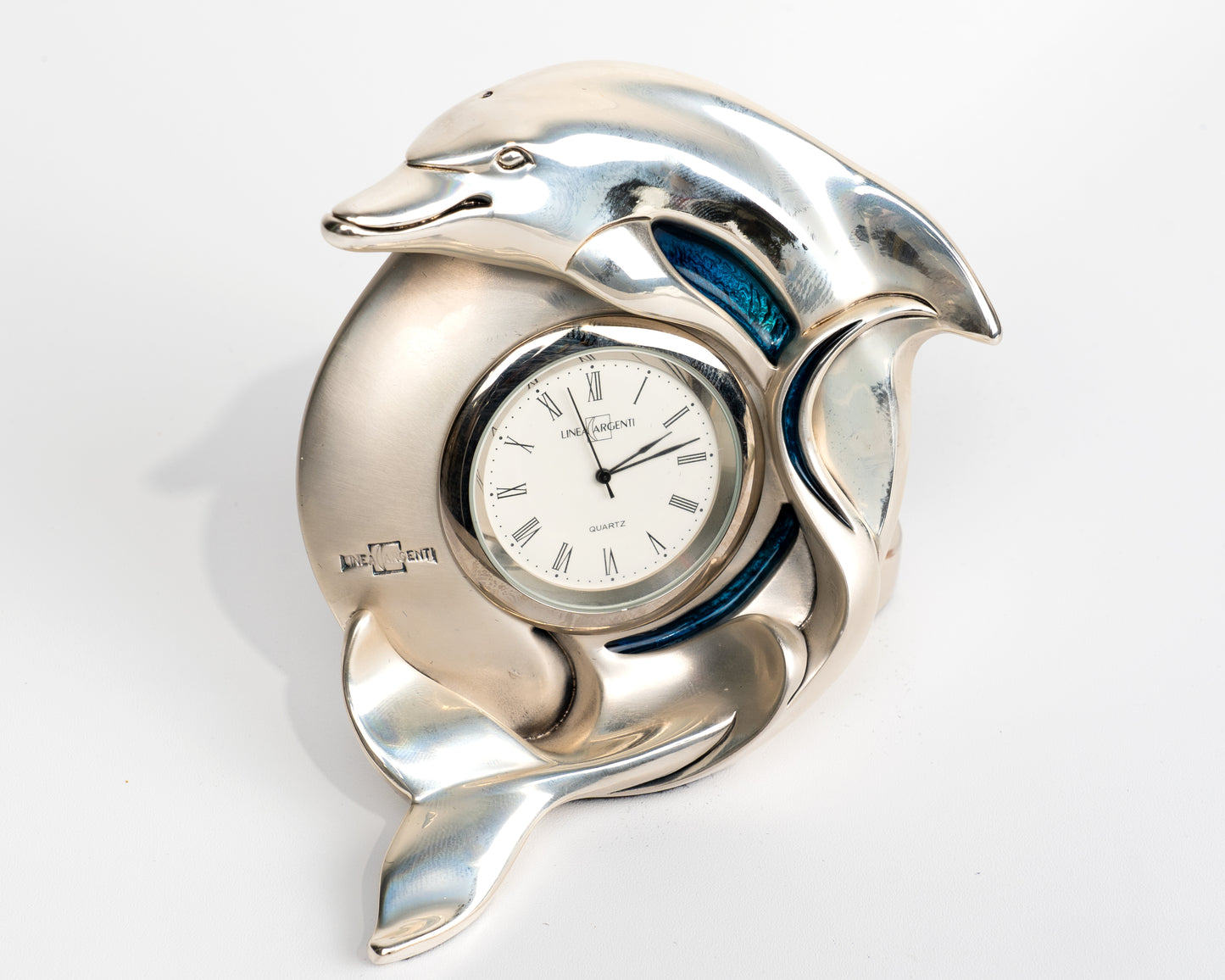 Reloj de mesa con delfín de resina plateada