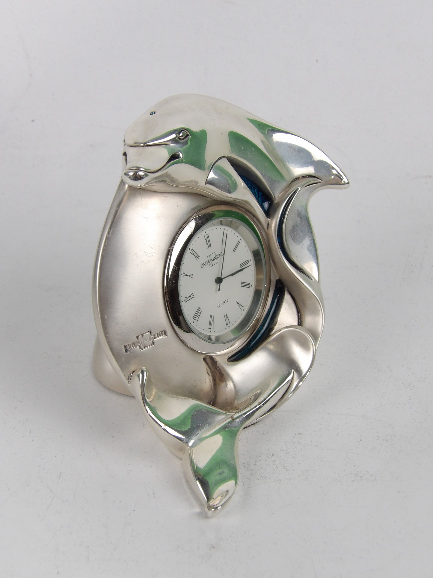 Reloj de mesa con delfín de resina plateada