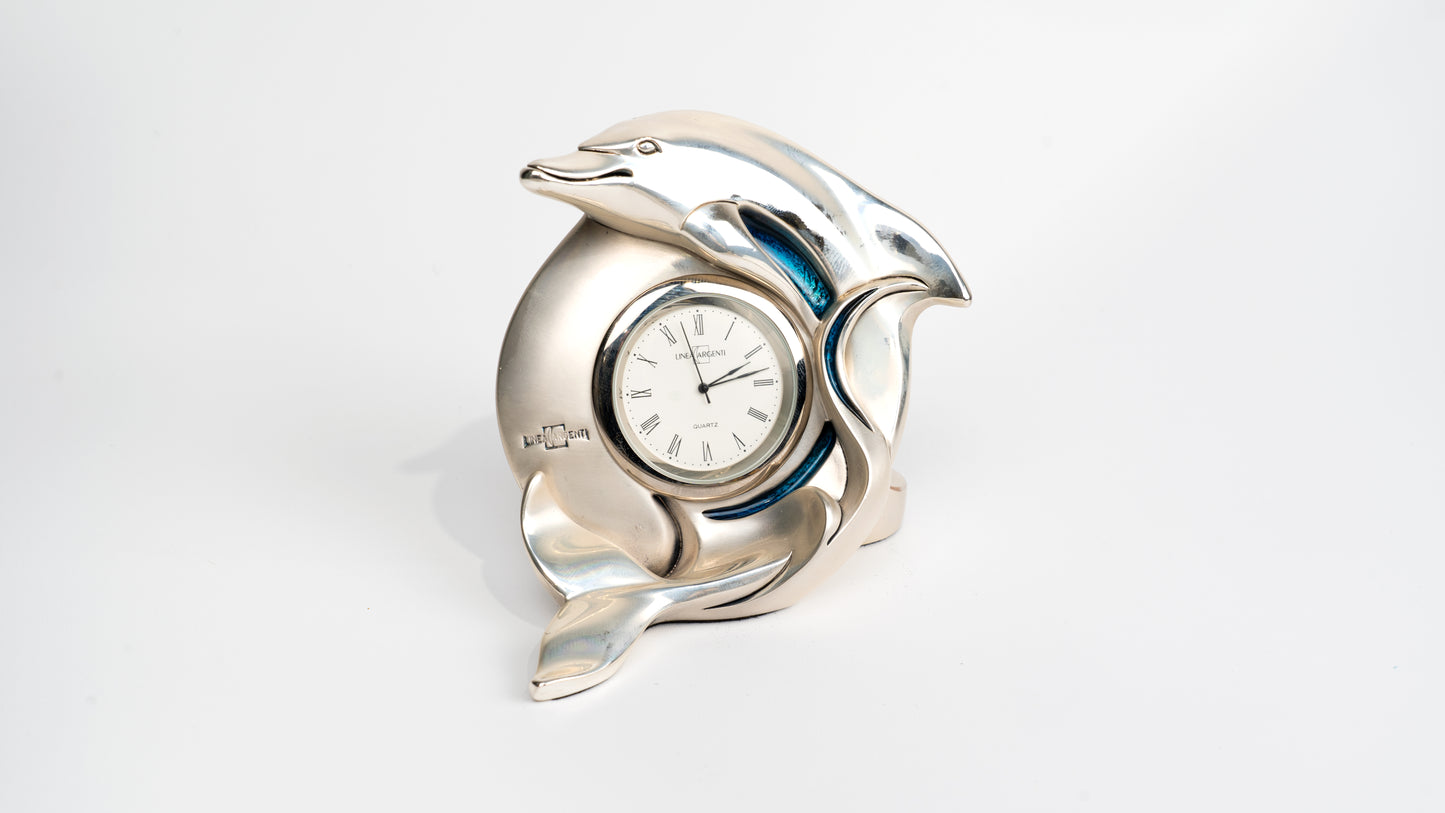 Reloj de mesa con delfín de resina plateada