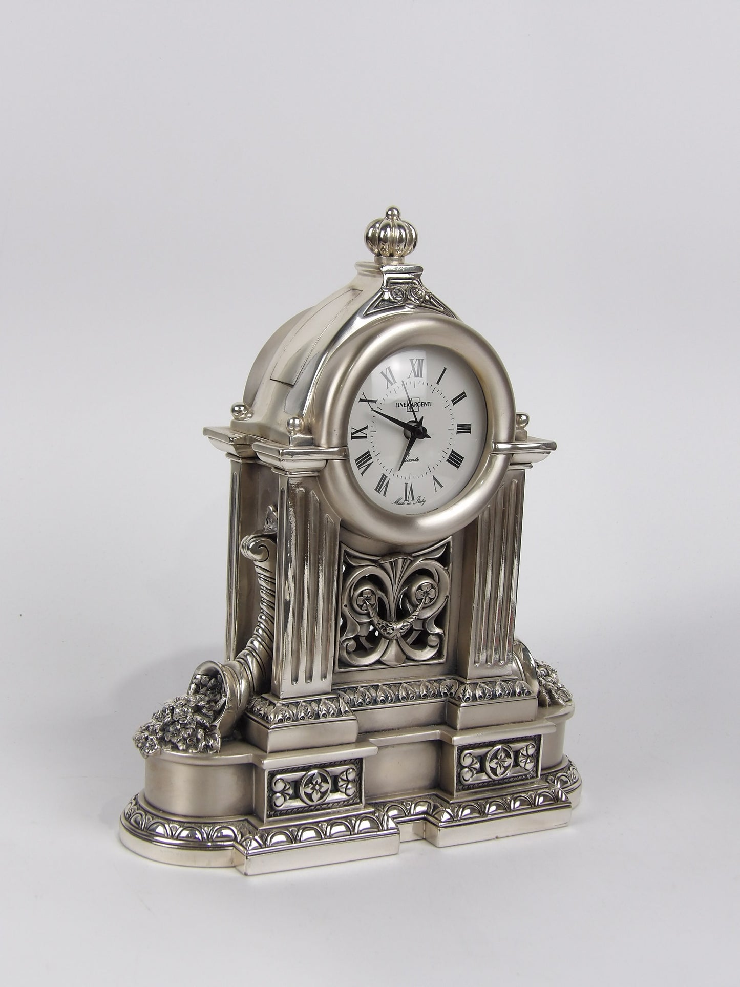 Clock with Cornucopia in Silver Resin - A Symbol of Abundance and Elegance