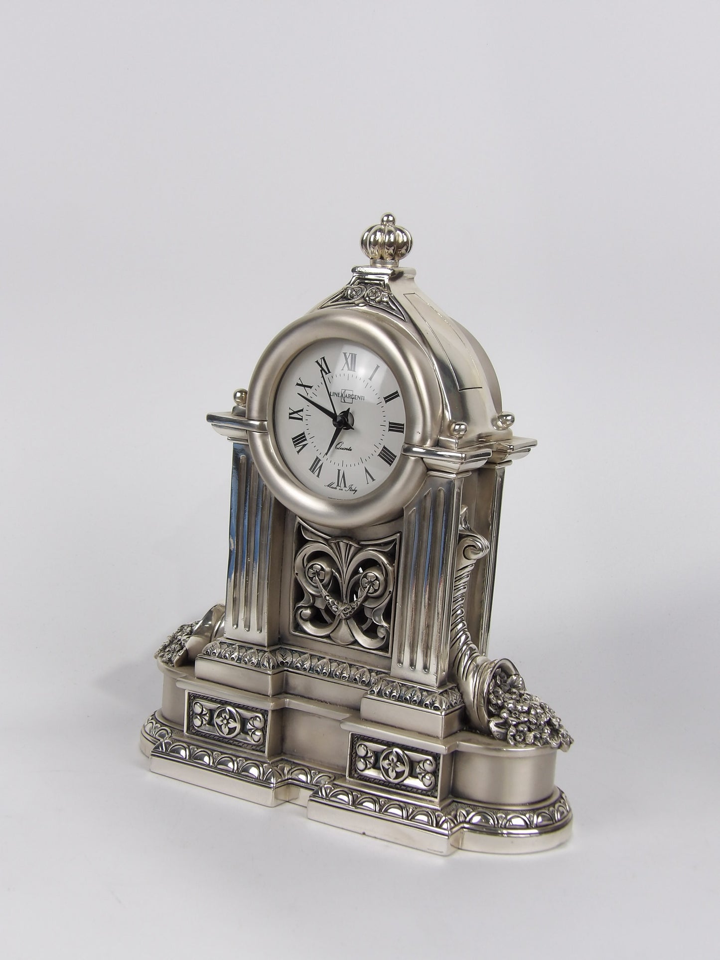 Clock with Cornucopia in Silver Resin - A Symbol of Abundance and Elegance