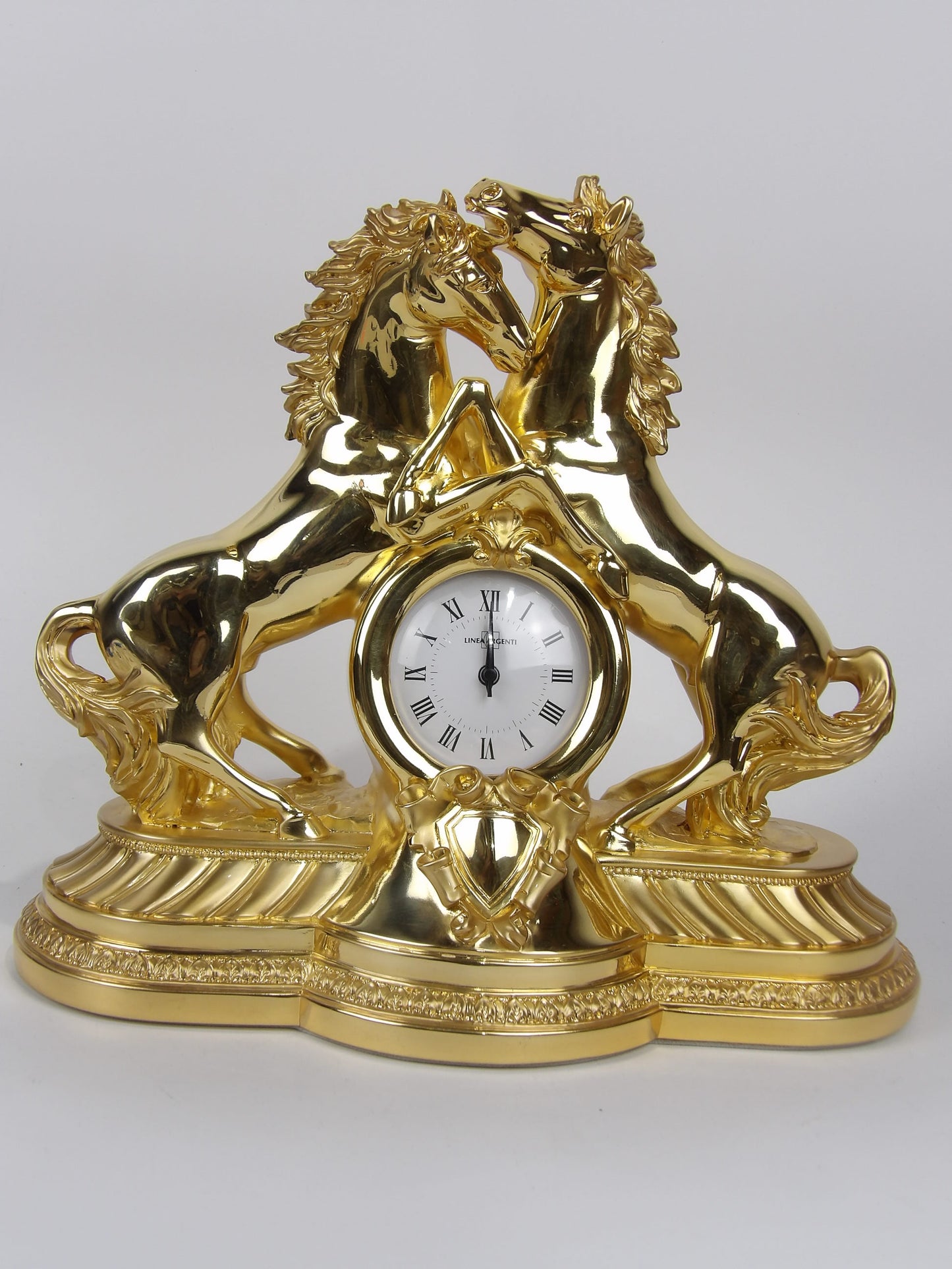 Reloj de resina dorada - Par de caballos: una majestuosa combinación de arte y funcionalidad